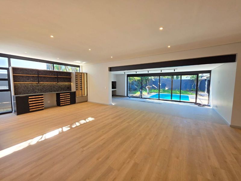 Exceptional 6-Bedroom Family Home in Sought-After Die Boord, Stellenbosch - Photo 2