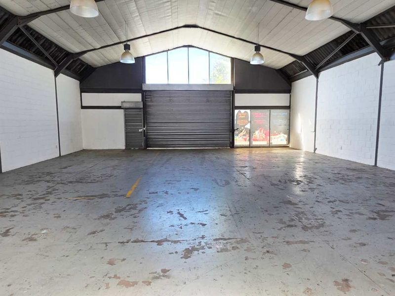 Newly Refurbished Centre in Tokai - Photo 4