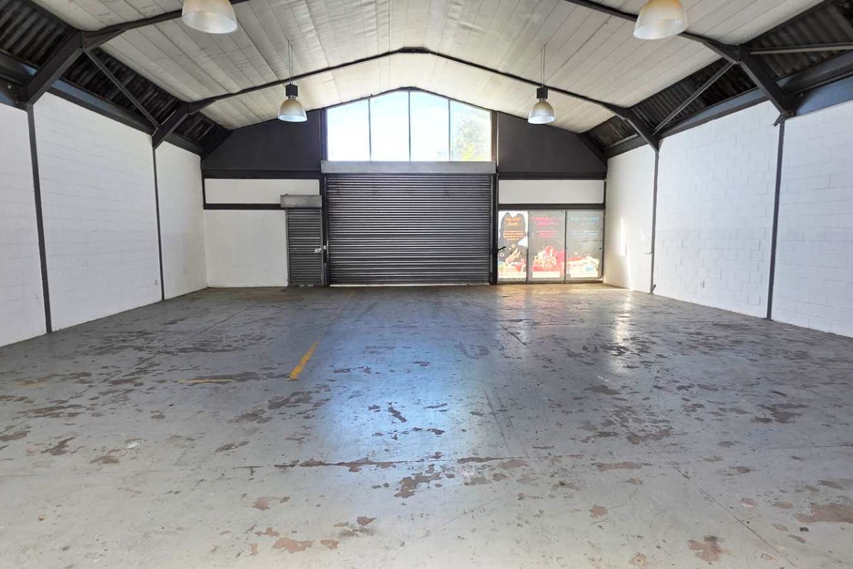 Newly Refurbished Centre in Tokai - Photo 4