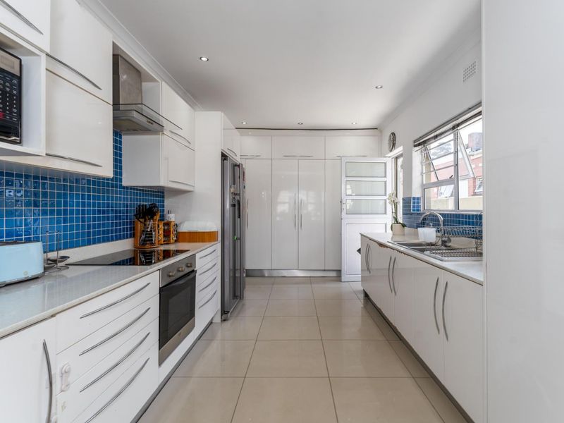 Stylish Family Home Featuring Master Suite, Pool, and Open-Plan Living - Photo 8