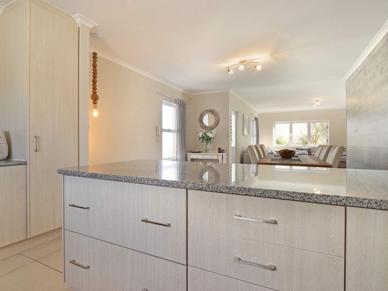 Spacious 3-Bedroom Family Home to Rent in Sunningdale - Photo 9