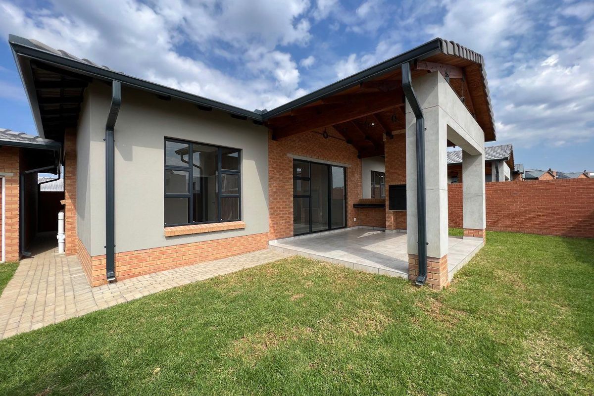 Exceptional Opportunity: Modern 3 Bedroom Simplex in Six Fountains Residential Estate - Photo 3