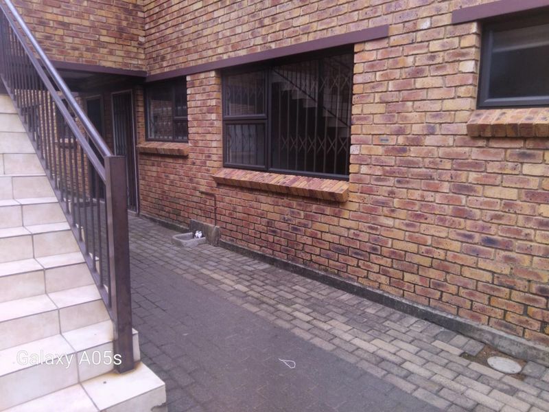 Lovely ground floor unit up for grabs. - Photo 2