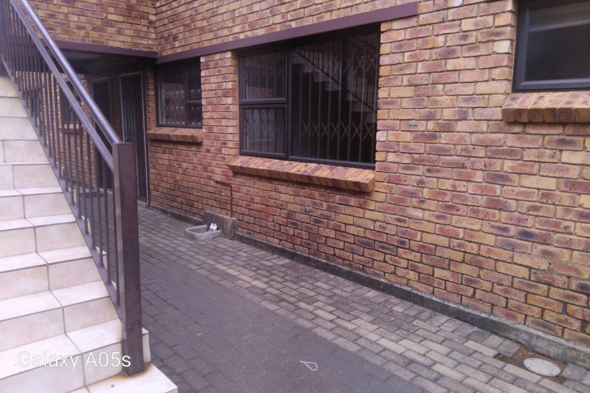 Lovely ground floor unit up for grabs. - Photo 2
