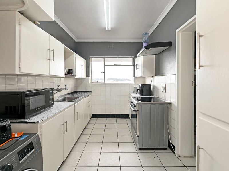 Spacious Two-Bedroom Apartment with Parking Bay - Photo 9