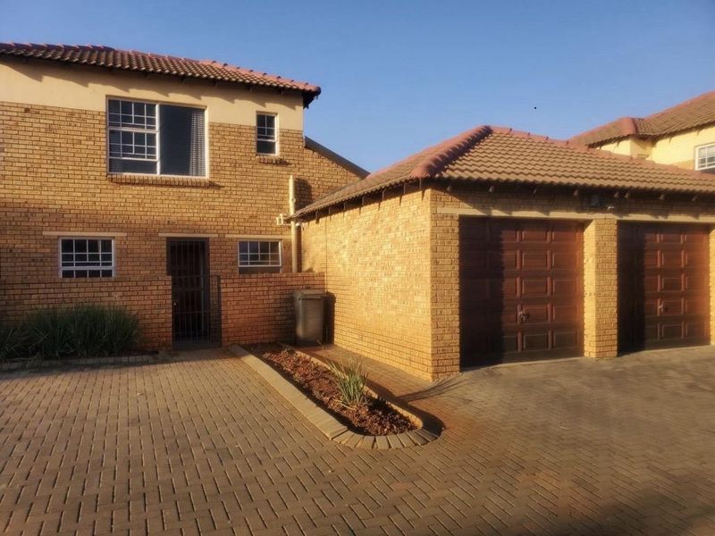 A cosy townhouse with an invertor To Let in Willowbrook - Photo 4