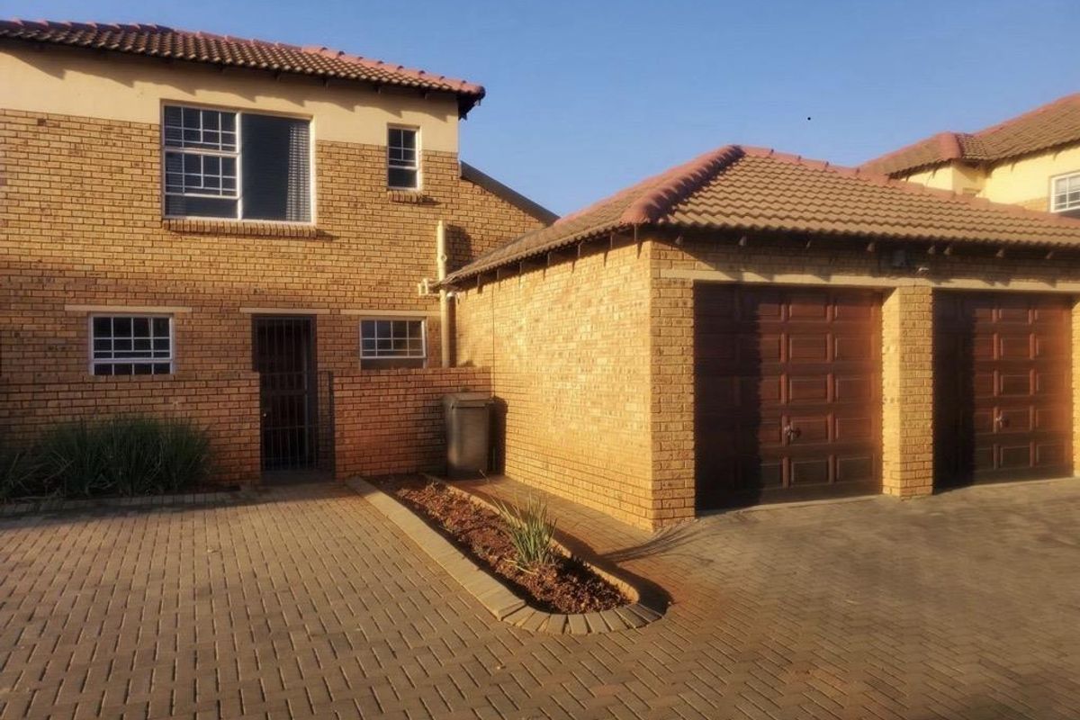 A cosy townhouse with an invertor To Let in Willowbrook - Photo 4