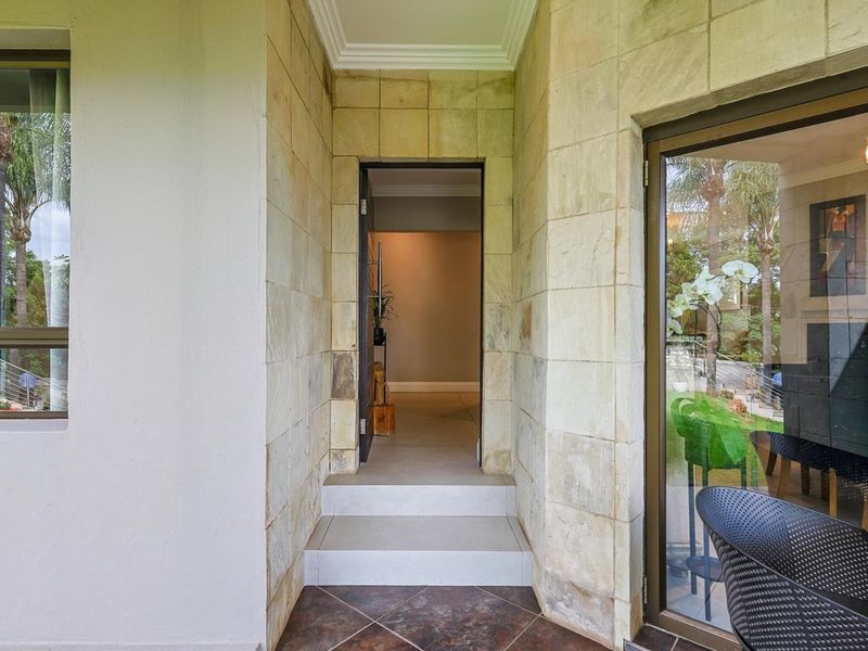 Spacious Luxury Living: 4-Bedroom Home with Separate 2-Bedroom Garden Cottage in Waterkloof - Photo 9