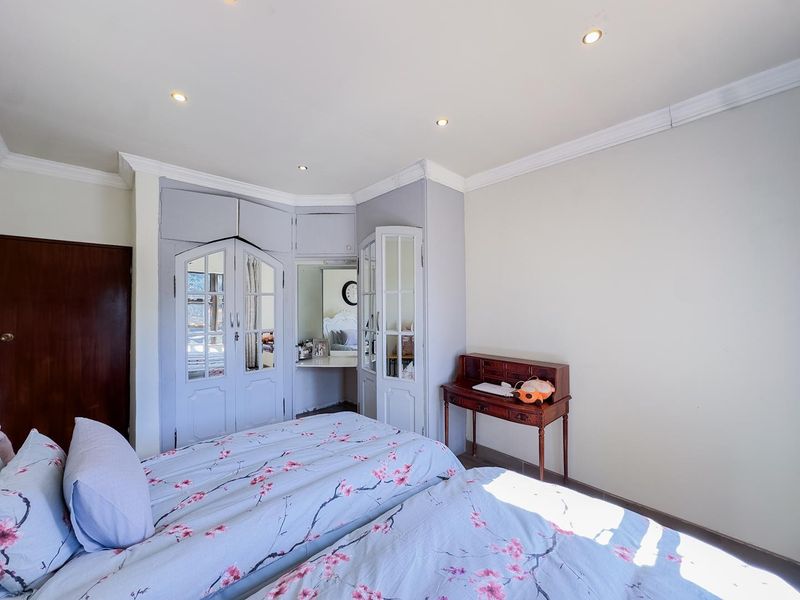 Spacious 4 Bedroom Family Home with Borehole, Pool, Butler's Pantry & 6 Garages - Photo 7