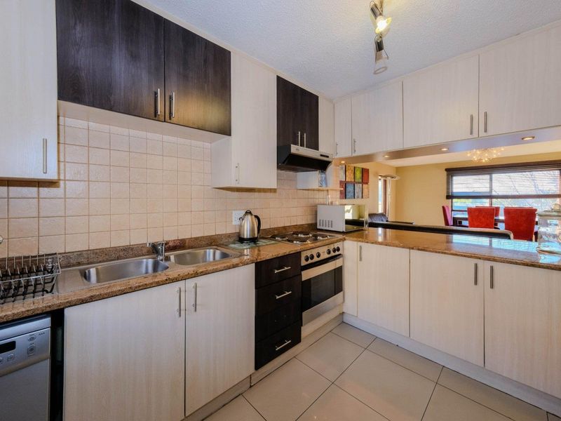 Empty & Urgent! Popular Townhouse Complex on the Ridge Highbury. - Photo 7