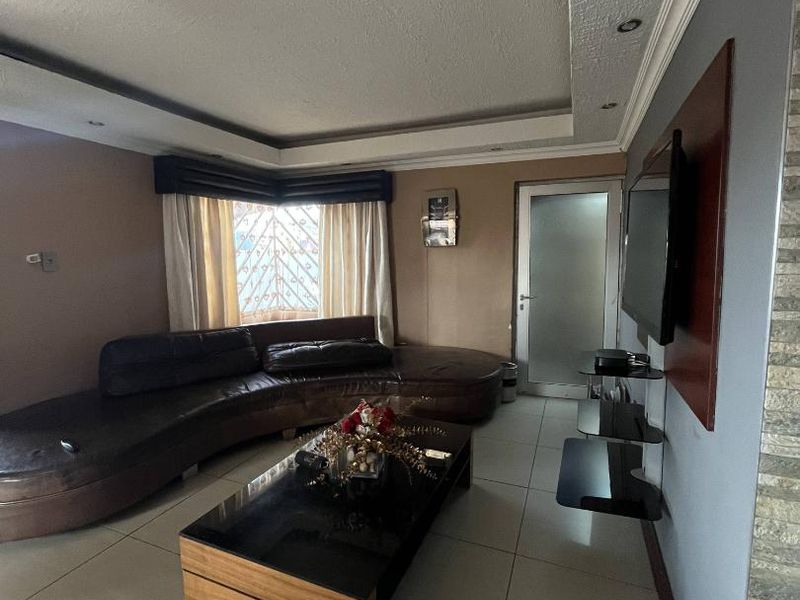 🏡✨ STUNNING FAMILY HOME FOR SALE IN CIMBEBASIA - Photo 3