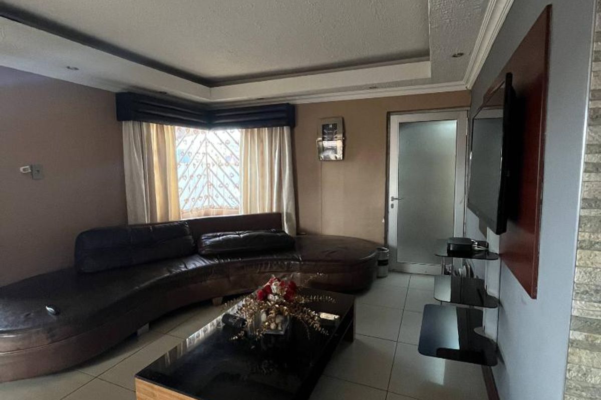 🏡✨ STUNNING FAMILY HOME FOR SALE IN CIMBEBASIA - Photo 3