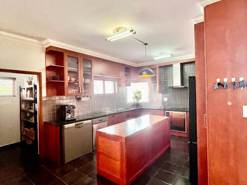 Spacious 5-Bedroom Family Home with En-Suite bathrooms & Exceptional Entertaining Areas - Photo 5