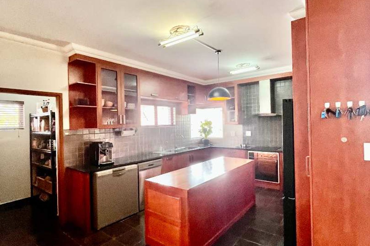 Spacious 5-Bedroom Family Home with En-Suite bathrooms & Exceptional Entertaining Areas - Photo 5