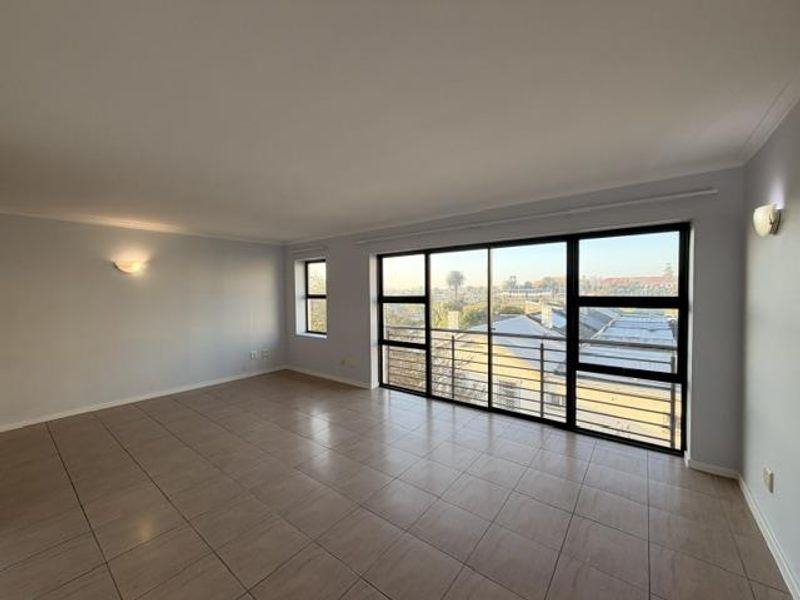2 Beds, 2 bathrooms UNFURNISHED apartment with 2 parking bays, juliette balcony - Photo 2