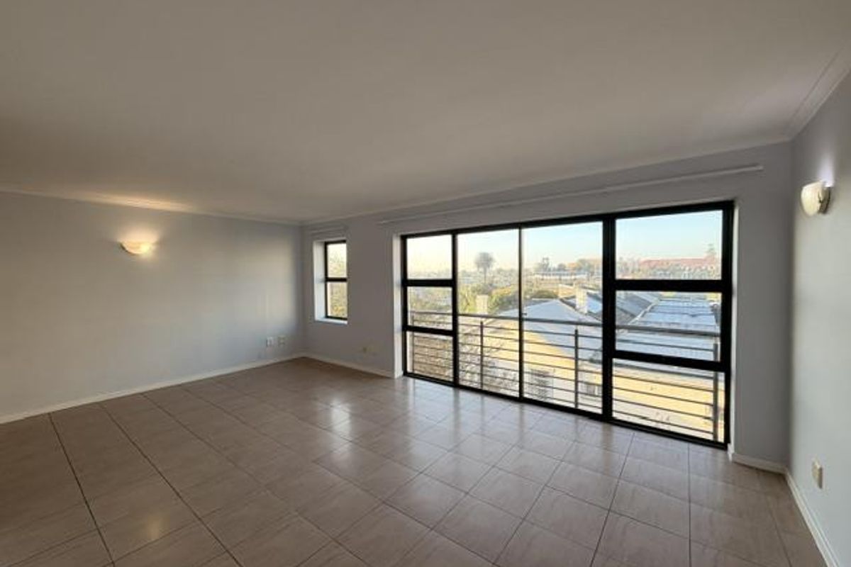 2 Beds, 2 bathrooms UNFURNISHED apartment with 2 parking bays, juliette balcony - Photo 3