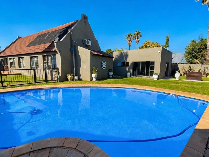 4 bedroom with pool - Photo 2