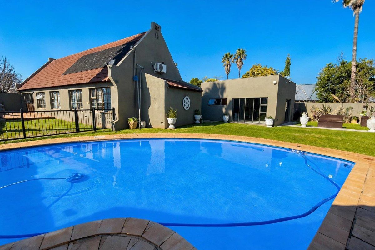 4 bedroom with pool - Photo 2