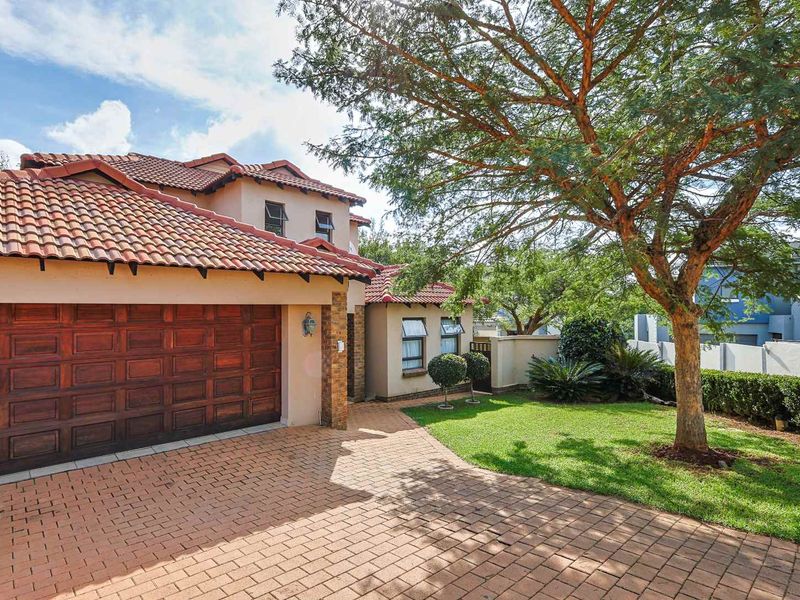 Elegant 4-Bedroom Family Home in Secure Heron Hill Garden Estate - Photo 8