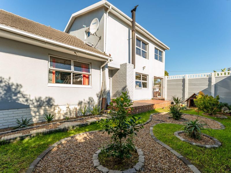 Versatile Dual-Dwelling Home with Pool & Entertainment Area in the Heart of Plumstead - Photo 2