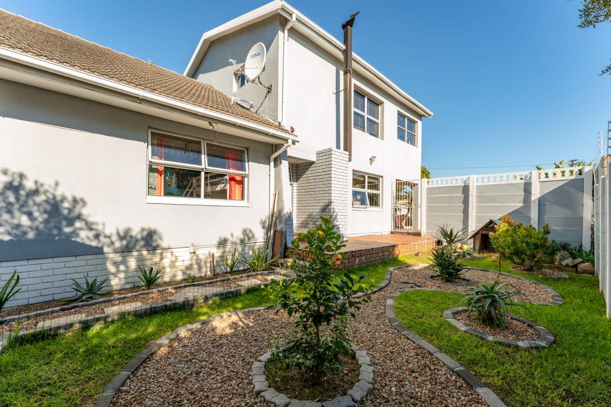 Versatile Dual-Dwelling Home with Pool & Entertainment Area in the Heart of Plumstead - Photo 2