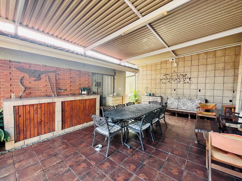 Hendra - Entertainer’s Dream with Cottage, Guest room & Pool ! - Photo 3