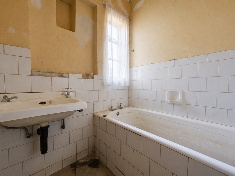 Fixer-Upper Gem: 4 Beds, Ensuite & Spacious Yard Awaits You! - Photo 6