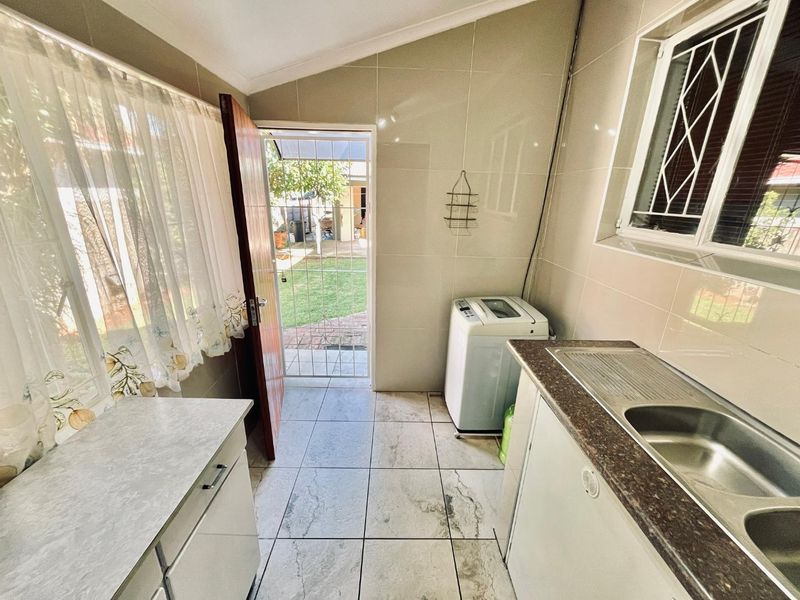 Two Three bedroom houses with two bathrooms on the same property - Photo 9