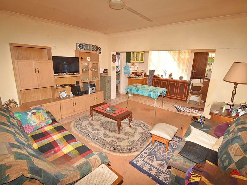 Spacious Home - Photo 6