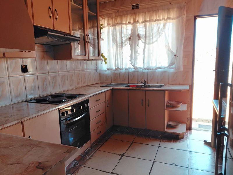 Double Stand Property with Extra Rooms for Rental Income! - Photo 4