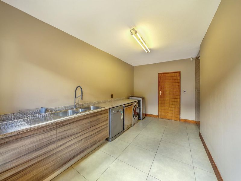 An Exquisite 4 Bed House For Sale in Copperleaf Golf Estate - Photo 8