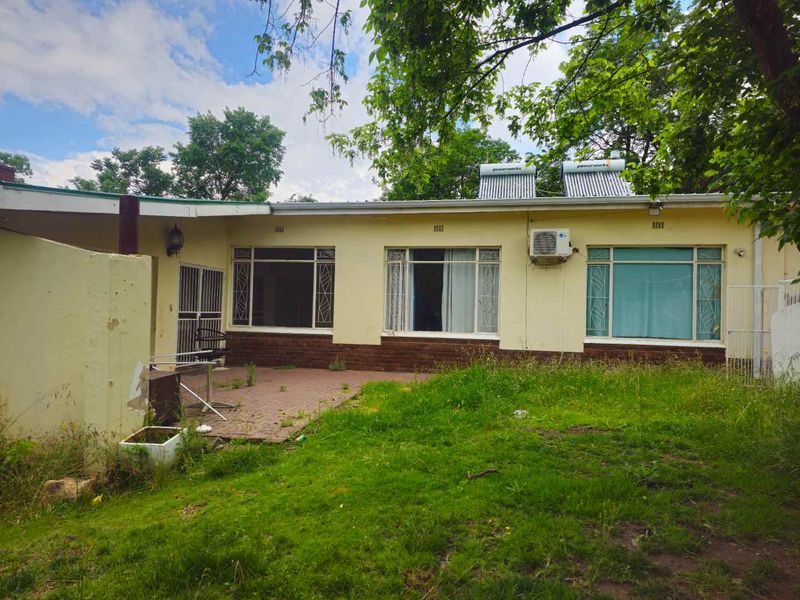 **Spacious 4-Bedroom Property with Immense Potential** - Photo 5