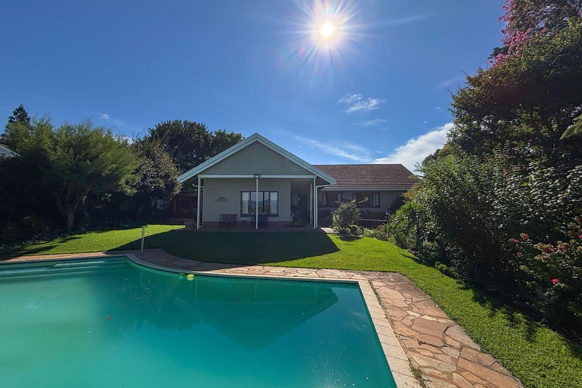 Spacious Family Home with Cottage, Tennis Court & Great Views in Howick North - Photo 5