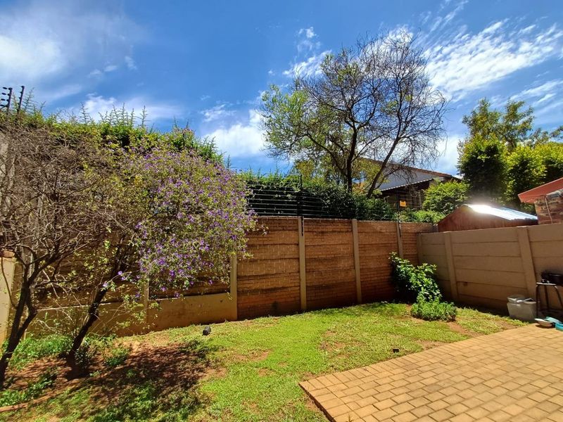 Charming Pet-Friendly Duplex with Enclosed Garden - Photo 6