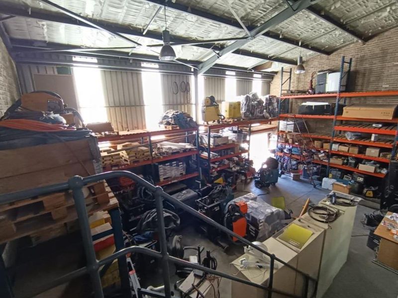 Prime Industrial Space: Modern Office Meets Warehouse Functionality - Photo 6