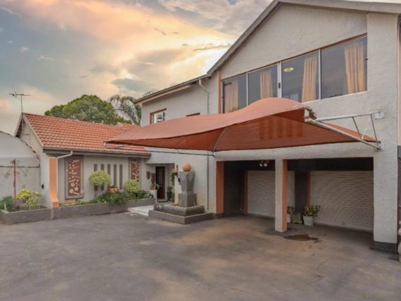 A 4 Bedroom Family Home in Glen Marais - Photo 1