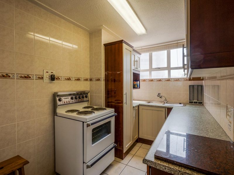 Beachfront with enclosed balcony - Photo 6