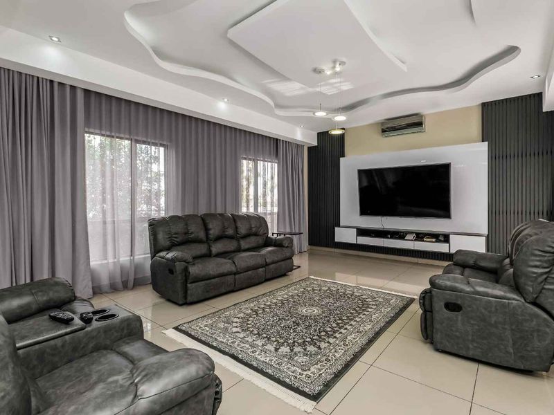 Splendid 5 Bedroom House for Sale in Cedar Creek - Photo 10