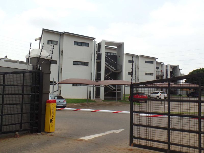 2 bed, 2 bath top floor unit in Elardus Park - Photo 6