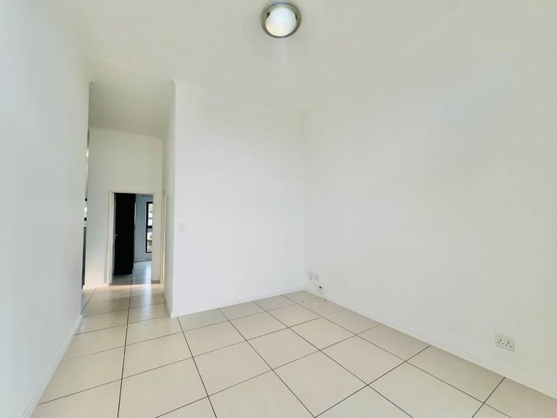 Modern Double-Volume 1-Bedroom Apartment with Stunning Views in Dainfern - Photo 5