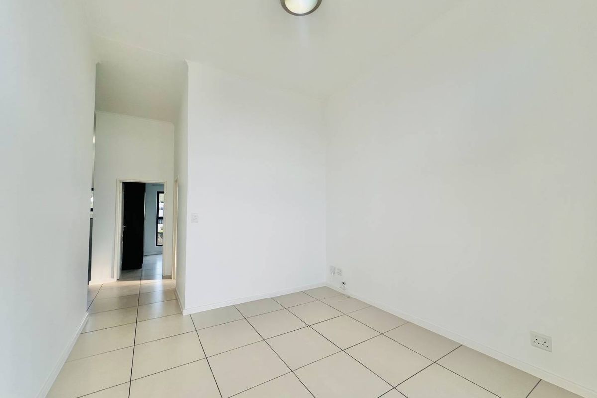Modern Double-Volume 1-Bedroom Apartment with Stunning Views in Dainfern - Photo 5