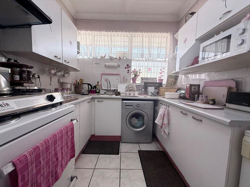North Facing two bedroom apartment with single lock-up garage - Photo 2