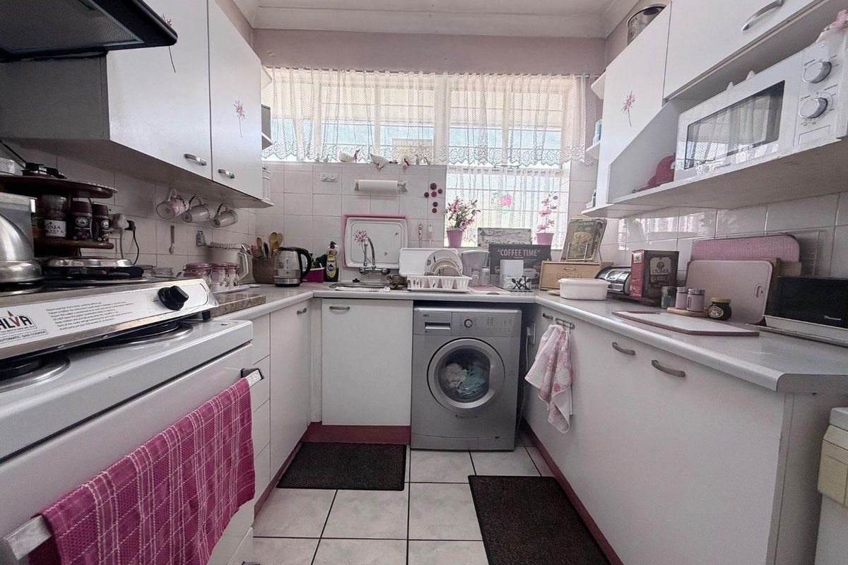 North Facing two bedroom apartment with single lock-up garage - Photo 2