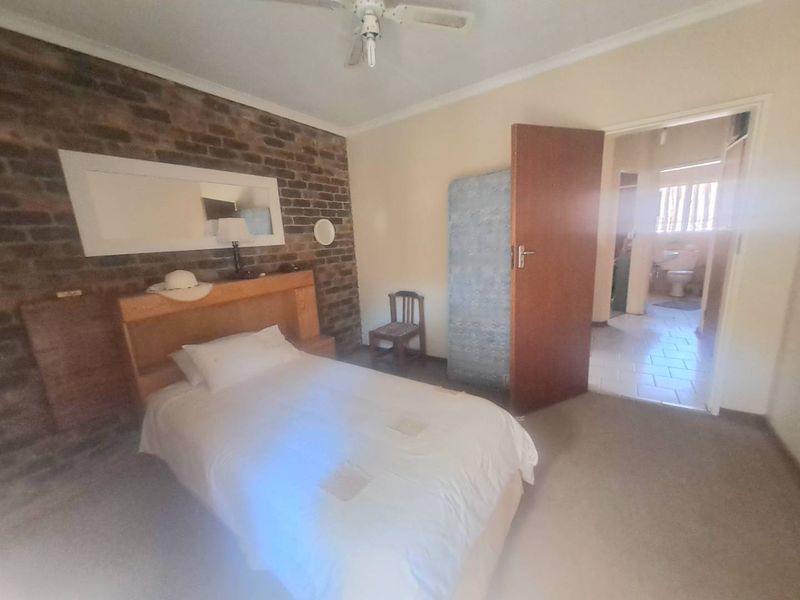 Very Spacious Townhouse for Sale - Photo 9