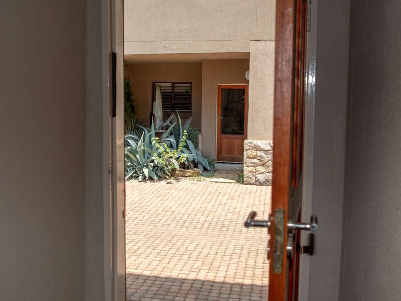 Exceptional Duplex 3 Bedroom Townhouse for Sale - Comfort-  Stylish - Photo 4