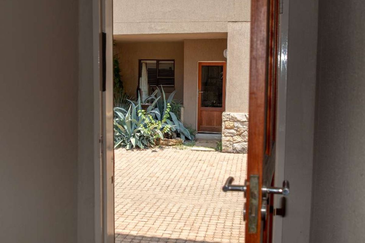 Exceptional Duplex 3 Bedroom Townhouse for Sale - Comfort-  Stylish - Photo 4