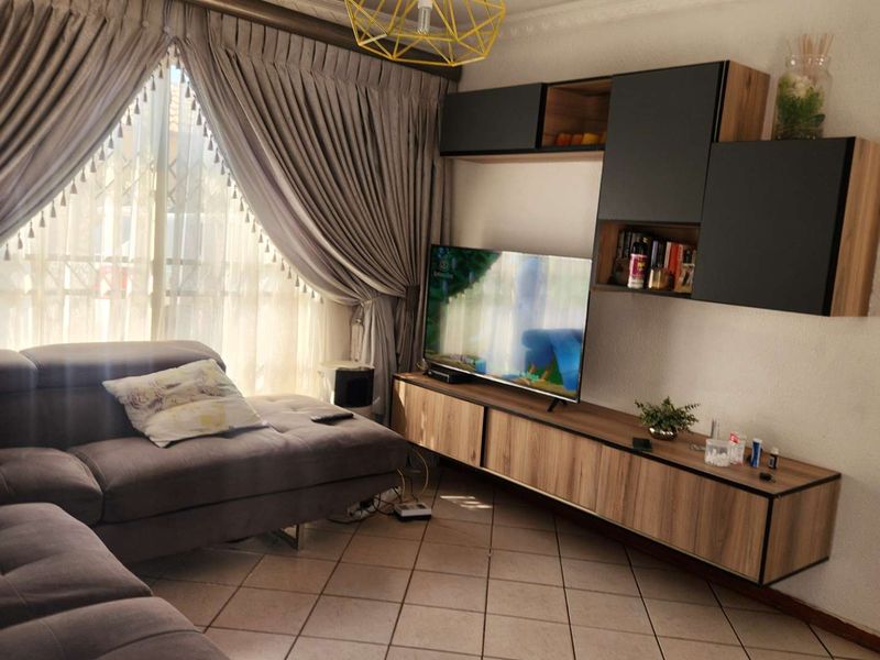 3 Bedroom House For Sale - Photo 2