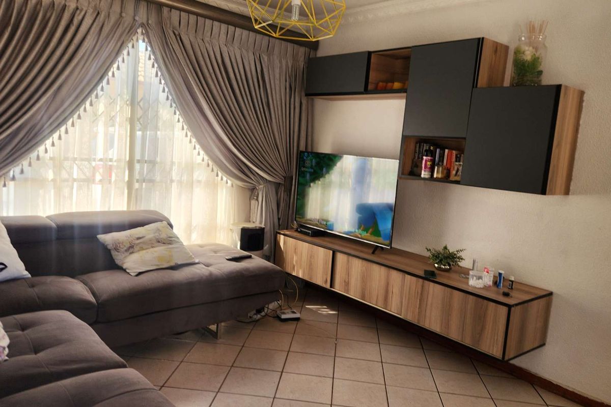 3 Bedroom House For Sale - Photo 2