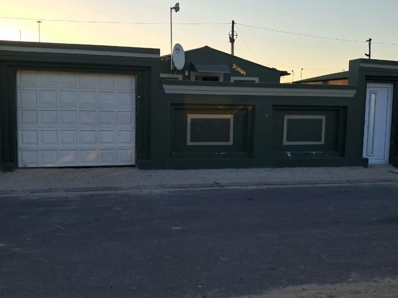 Charming 2-Bedroom House with Spacious Flat - R680,000 - Photo 2