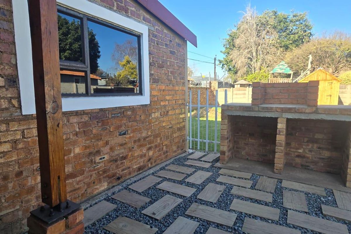 Beautiful 1 bed garden cottage in the heart of Rynfield - Photo 3